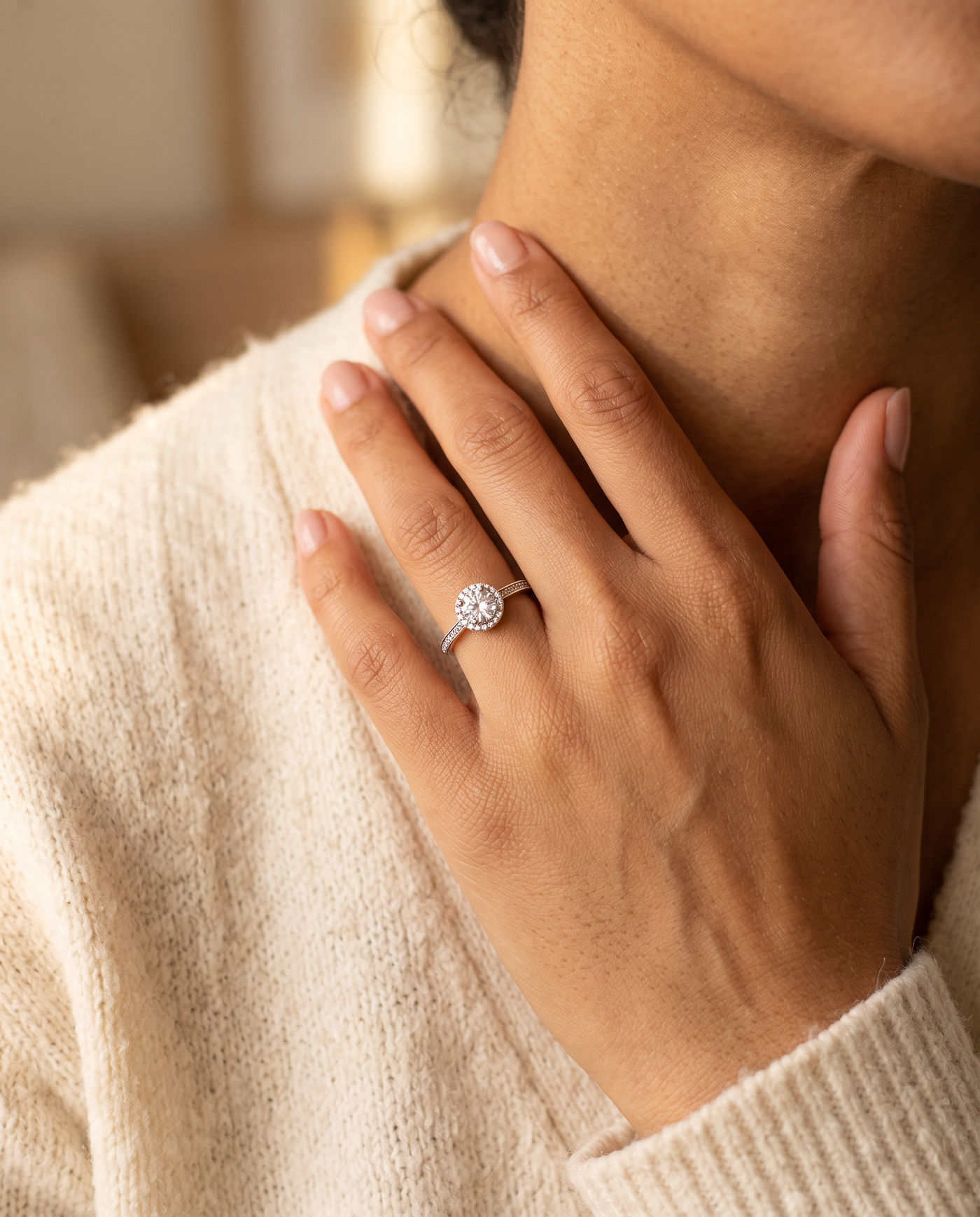 Anillo Alba, mano en el pecho