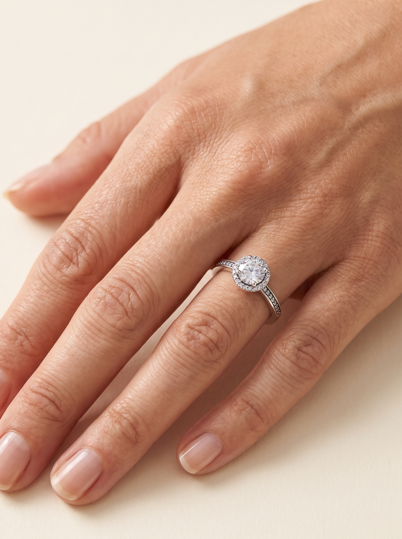 Anillo Alba en la mano