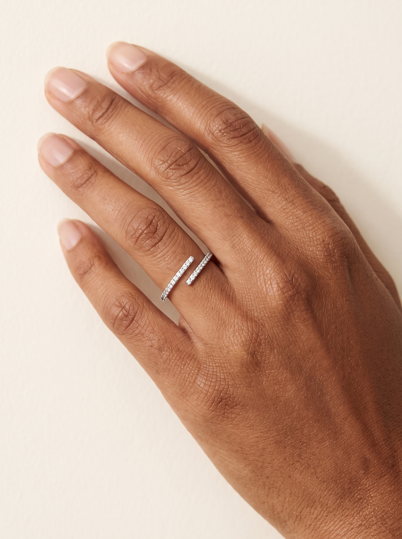 Anillo Estela en la mano