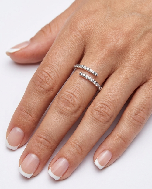 Anillo Estela puesto en el dedo - Karat
