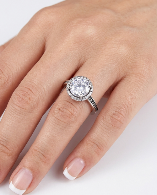 Anillo Alba puesto en el dedo - Karat