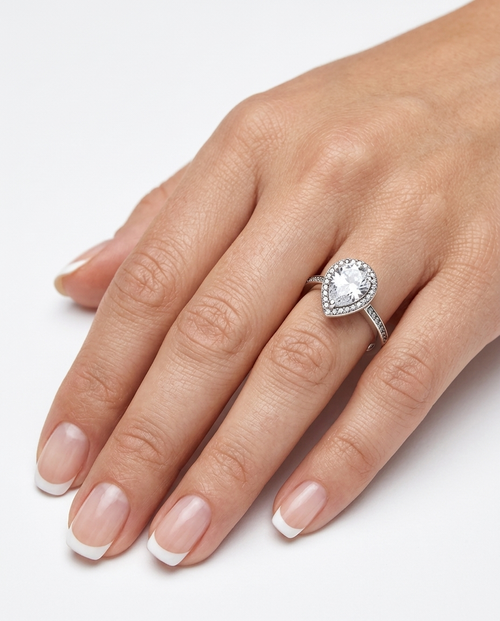 Anillo Selene puesto en el dedo - Karat