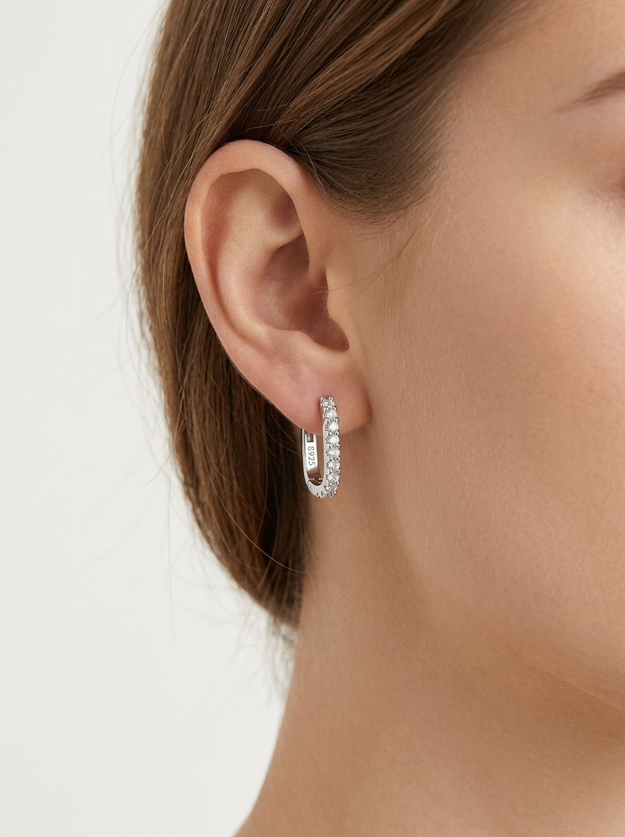 Pendientes Aura Karat puestos en la oreja