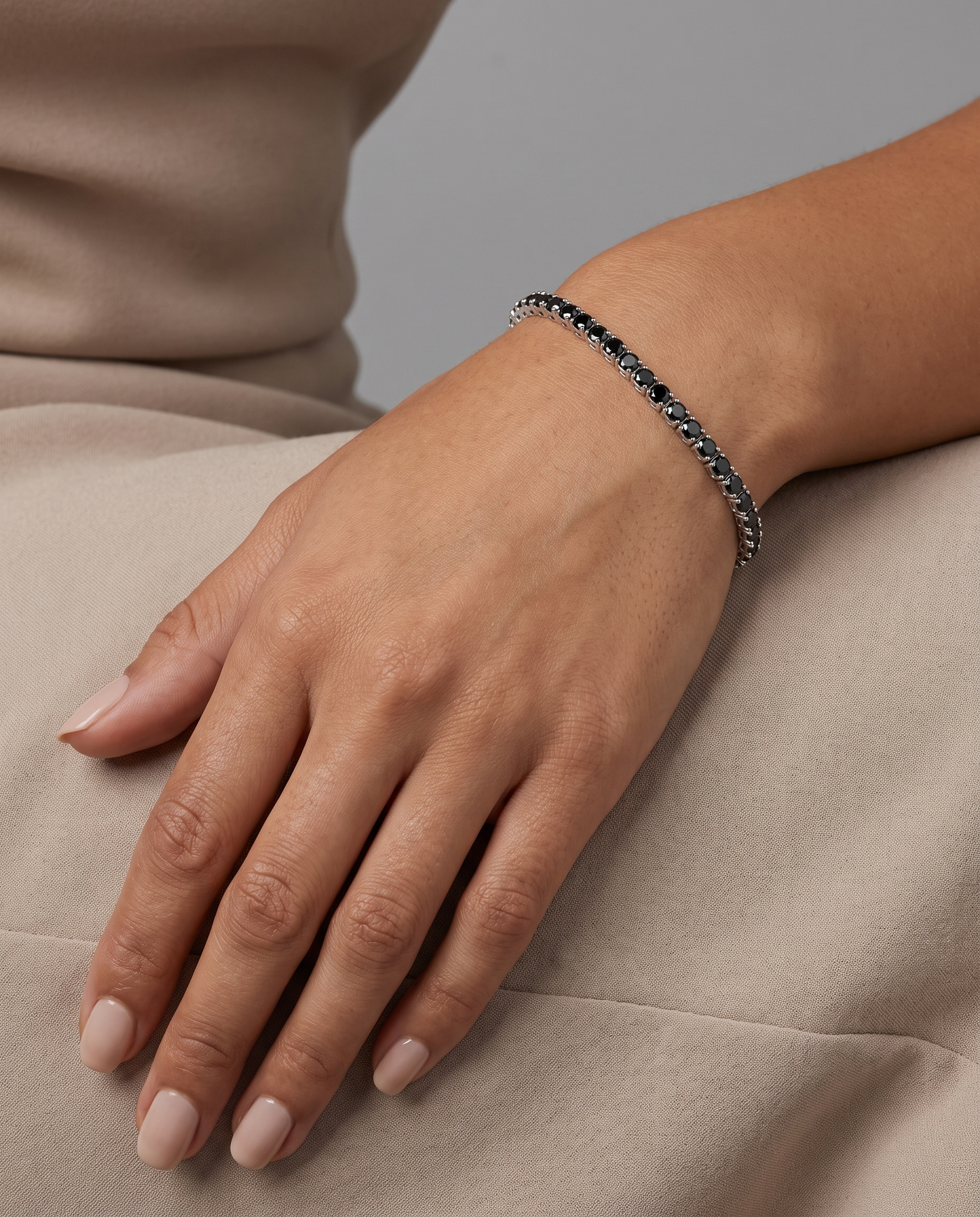 Pulsera negra, estudio