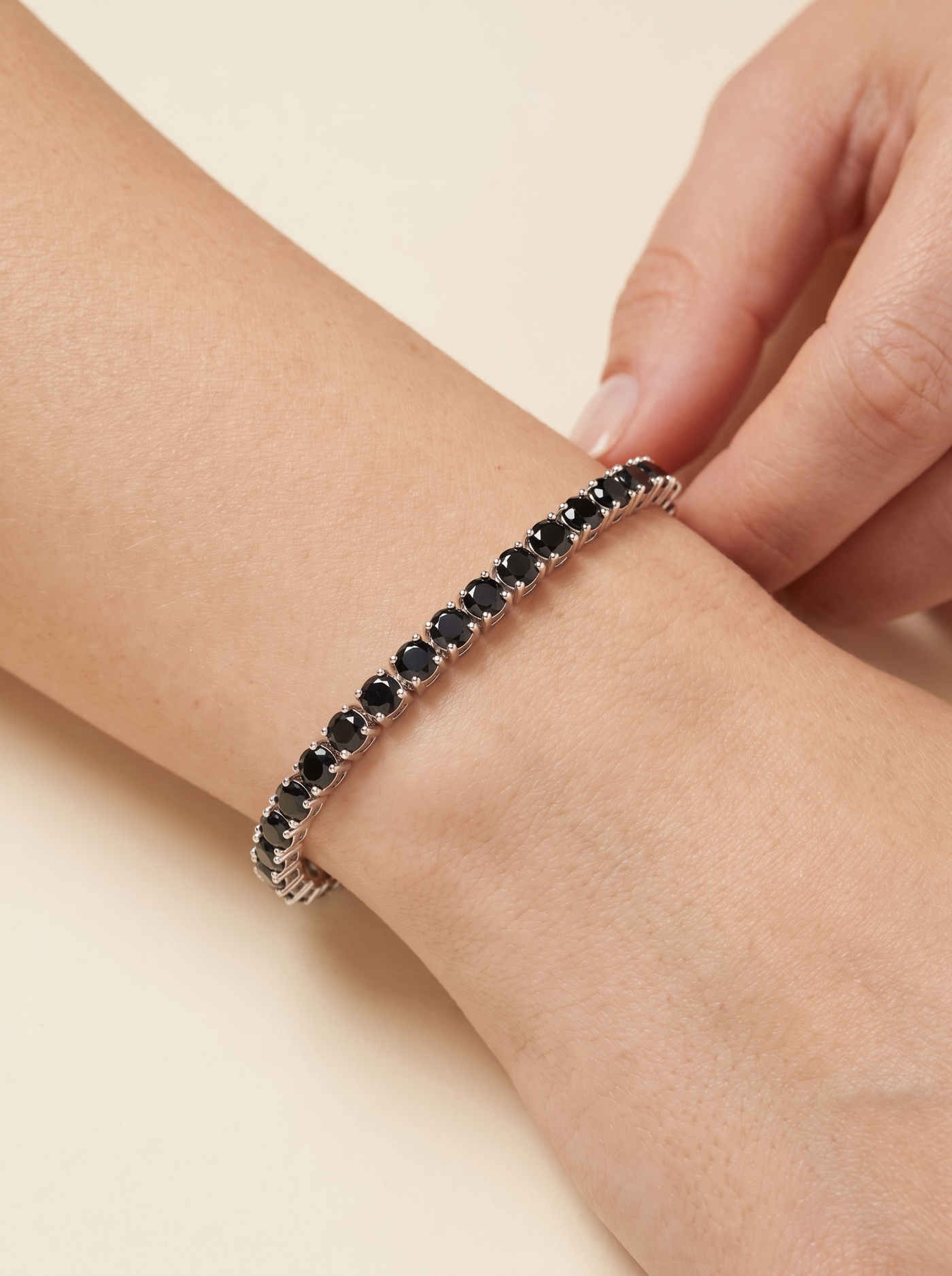 Pulsera negra en la muñeca