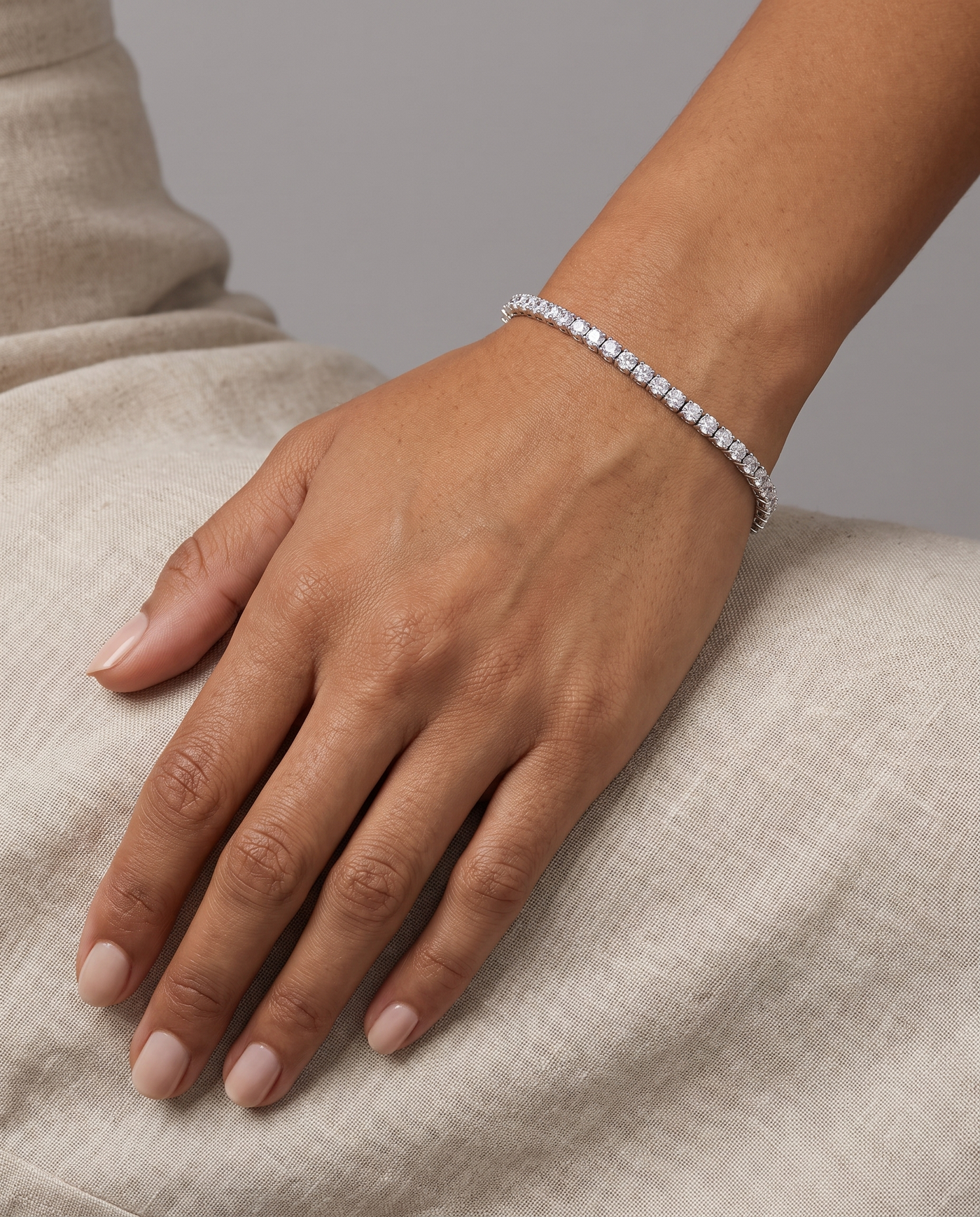 Pulsera plata, estudio