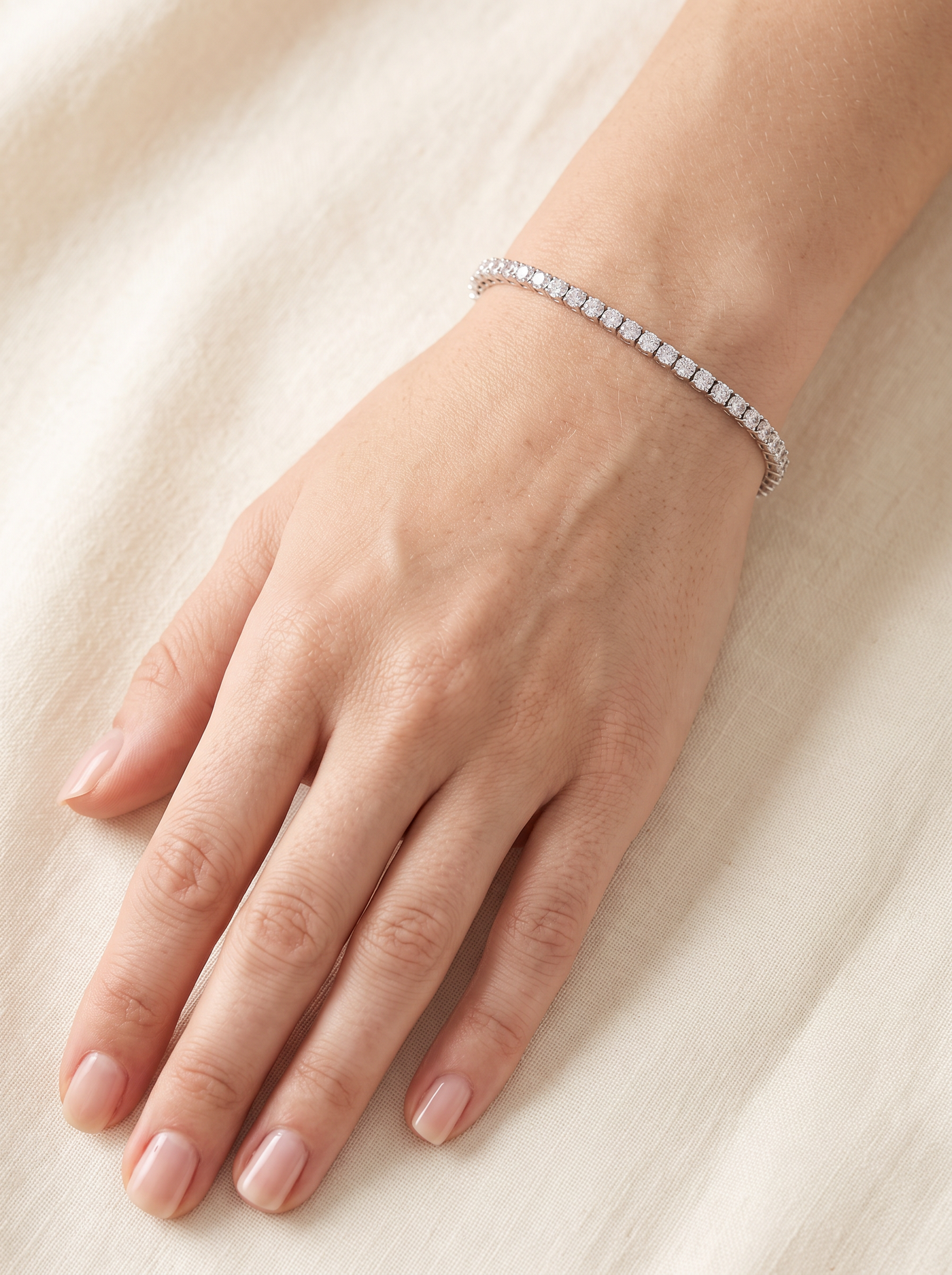Pulsera plata en la muñeca