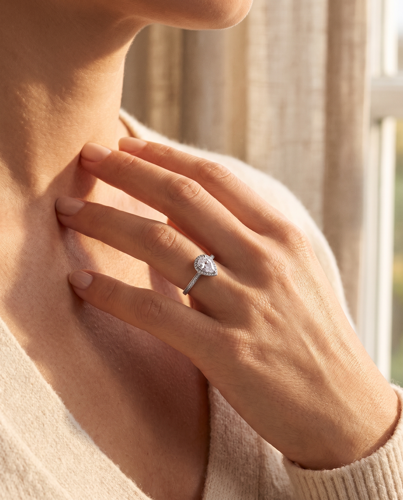 Anillo Selene, mano en el pecho