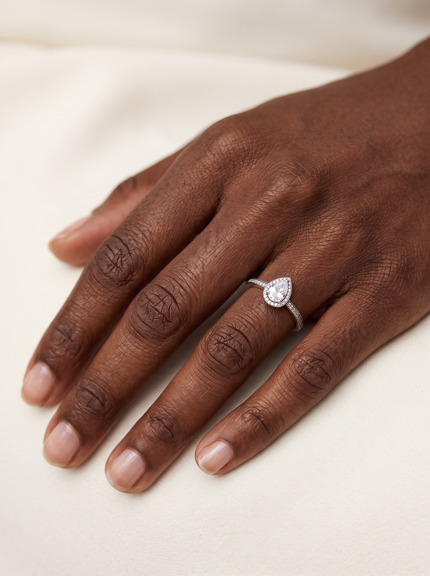 Anillo Selene en la mano